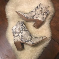 Sam Edelman Womens Size 6 Brand New, Never Worn, No Damages Or Flaws Style Called “Leonia” Zip-Up Booties White/Black Multicolor Snakeskin Embossed Leather Features: Pointed Toe, Zip Up Closure, Large Decorative Accent Buckle, 3 Inch Heel Height, 4 Inch Shaft Height. All Offers Are Welcomed, Have A Blessed Day. Trendy Pointed Toe Booties With Buckle Closure, Pointed Toe Booties With Buckle Closure, Leather Boots With Snake Print For Spring, White Closed Toe Booties For Fall, White Booties With Stacked Heel For Fall, Spring Booties With Buckle Closure And Block Heel, White Fall Booties With Stacked Heel, White Block Heel Booties For Fall, Spring White Faux Leather Booties