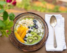 "There's really no wrong way to make a smoothie bowl, but I just want to share a few of the absolute right ways to make one." photo cred: tspoonphoto Avocado & Kale (The Jade) Chef Jade drinking The Jade ;) INGREDIENTS(mix) - Kale - Almond milk - Banana - Avocado - Ice - Honey INGREDIENTS(toppings) - #DairyFree #fruit #Sweet https://cookingwithjade.com/smoothie-bowls/ Avocado Smoothie Bowl, Mango Avocado Smoothie, Manager Tips, Avocado Bowl, Breakfast Smoothie Bowl, Green Smoothie Bowl, Healthy Breakfast Smoothies, Avocado Smoothie, Smoothie Bowl Recipe