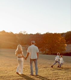 Farmhouse Family Aesthetic, Farm Aesthetic Country Living Family, Country Aesthetic Family, Family At Church Aesthetic, Country Lifestyle Farm Life Family, Future Life Country, Future Country Family Goals, Future Lifestyle Country, Family Farm Aesthetic