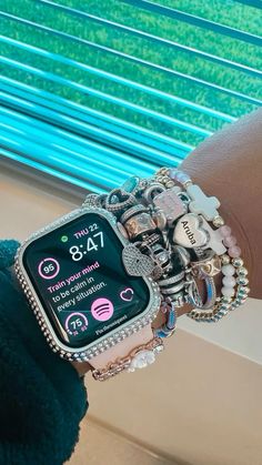 Apple Watch Vision Board, Apple Watch Decoration, Apple Watch Faces Ideas, Apple Watch And Pandora Bracelet, Apple Watch Jewelry Stack, Apple Watch Aesthetic Bracelets, Bracelet With Apple Watch, Girly Apple Watch, Apple Watch With Bracelets