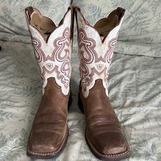 Ariat Cowgirl Boots In Good Condition- Comes In The Original Box Ariat Boots Women's Square Toe, Ariat Cowgirl Boots, Ariat Shoes, Ariat Boots, Cowgirl Boots, Original Box, Womens Boots, Red And White, Women Shoes