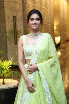 Kreethi Suresh, Kirti Suresh, Reception Hairstyle, Chiffon Blouses Designs, Hair Style On Saree, Saree Blouse Styles, Keerthi Suresh, Keerthy Suresh, Yellow Gown