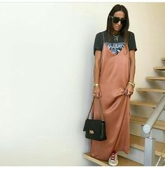 Slip Dress Midsize, Tee Over Dress, Slip Dress Outfit Casual, Dress With Pants Underneath, California Fall Outfits, T Shirt Over Dress Outfits, Laura Eguizabal, Look Boho Chic, Fashion Victim