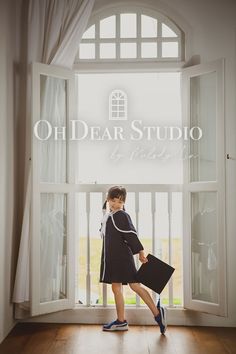 Kids Graduation Photoshoot Ideas, Graduation Photography Studio, Teacher Photoshoot Ideas, Kindergarten Photoshoot, Teacher Photoshoot, Classic Photoshoot, Kindergarten Graduation Pictures, Kids Graduation, Studio Photos