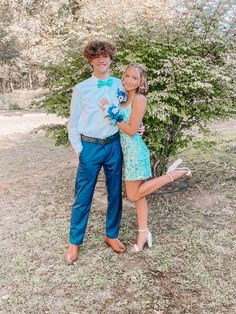 homecoming, prom, hoco, homecoming looks, homecoming outfit, homecoming date poses, homecoming makeup, homecoming flowers, homecoming hair💙🦋💎💠 Couple Picture Ideas Homecoming, Homecoming Dance Makeup, Hoco Pics With Guy Friend, Teal Homecoming Couple, Professional Homecoming Pictures, Homecoming Pictures With Date Funny, Homecoming Color Ideas For Couples, Hoco Pic Poses Couple, Men’s Hoco Outfits