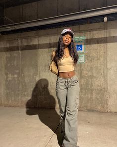 Parking Garage Photoshoot Black Woman, Modeling Clothes Poses, Instagram Picture Ideas Parking Garage, Y2k Pose, Concert Pose, Parking Garage Pics, Ed Hardy Hat, Garage Pics, Black 90s Fashion