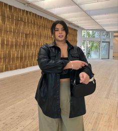 Chubby Girl Outfits, Fall Jackets Outfit, Plus Size Leather Jacket, Outfits Gorditas, Stylish Plus Size Clothing, Leather Jacket Outfit, Plus Zise, Beige Outfit