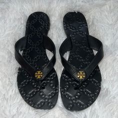 Never Worn Luxury Black Leather Flip Flops, Designer Black Leather Flip Flops, Designer Black Synthetic Sandals, Designer Black Flip Flops For The Beach, Designer Black Flip Flops For Beach, Chic Black Leather Flip Flops, Tory Burch Jelly Sandals, Tory Burch Black Sandals, Tory Burch Espadrilles