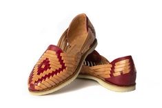 Mexican Sandals Closed Toe Huarache Flats. These Women's Closed Toe Huaraches feature a hand woven, soft-leather uppers. Beach Footwear, Mexican Sandals Huaraches, Mexican Shoes, Mexican Sandals, Huarache Sandals, Sandals Flats, Leather Sandals Women, Girls Boutique, Crazy Shoes