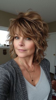 Discover 30 chic short hairstyles that suit every hair type and texture. Perfect for your next salon visit! Haircuts For Medium Length Hair, Shaggy Short Hair, Layered Haircuts For Medium Hair, Shaggy Haircuts, Hairstyles For Layered Hair, Messy Short Hair, Short Layered Haircuts