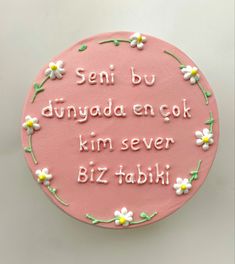 a pink cake with white flowers on it that says, seki bu dinyada en gok kim severe biz tabbi