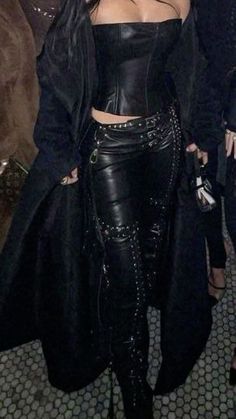 Goth Outfits Winter Grunge Fashion, Megan Fox Jeans Outfit, Baddie Rockstar Outfits, Dark Club Outfit, Winter Renfaire Outfit, Y2k New Years Eve Outfit, Eclectic Alternative Fashion, Goth Nye Outfit, Dark Stage Outfit