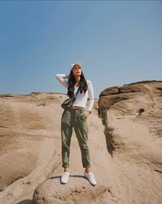 Outfit Ideas For Hill Station In Summer, Outfit For Hill Station Trip In Summer, Outfits For Hill Station Trip Women, Spiti Valley Outfit Women, Tracking Outfit Women Mountain, Hill Station Outfit Ideas, Stylish Hiking Outfit, Spring Hiking Outfits, Outfits Guide