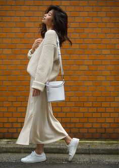 Du Casual au Glamour : Comment Adopter la Jupe Satinée - Velvet Style Bucket Bag Outfit, Long Satin Skirt, Winter White Outfit, Midi Skirt Fall, Satin Skirt Outfit, Winter Skirt Outfit, Rock Outfit, White Handbag, Fall Skirts