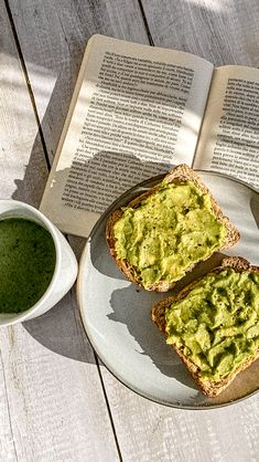 Comece seu dia cuidando de você com leituras, bebidas saudáveis e que goste e uma torradinha de abacate. Avocado Toast Aesthetic, Healthy Girl, Healthy Lifestyle Inspiration, Pinterest Board, Aesthetic Food, Dark Aesthetic, Avocado Toast, Granola, Dream Life