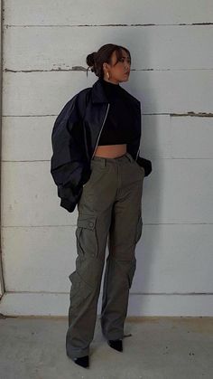 Outfit Inspo Cargo Pants, Cargo Pants Outfit Summer, Summer Cargo Pants, Olive Green Pants Outfit, Black Cargo Pants Outfit, Outfit Cargo Pants