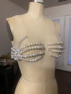 Pearl Bra, Smink Inspiration, Mesh Bra, Mode Inspiration, Fashion Sewing, Costume Design, Diy Fashion, Diy Clothes, Body Jewelry