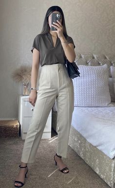 Corporate Fashion Office Chic, Trousers Women Outfit, Simple Work Outfits, Office Attire Women, Modest Girly Outfits, Simple Casual Outfits, College Outfit, Casual College Outfits