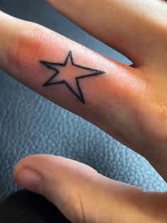 cute start finger tattoo Star Finger Tattoo Men, Cool Tattoos Small Men, Star Knuckle Tattoo, Star On Finger Tattoo, Y2k Finger Tattoo, Stars Finger Tattoo, Star Tattoo On Finger, Sparkle Finger Tattoo, Finger Tattoos Stars