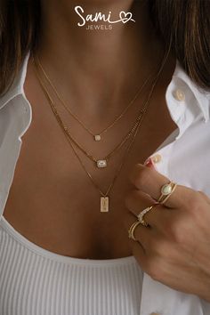 Model wearing gold layered chain necklaces paired with gold trendy stacking rings. Gold Layered Jewelry, Necklaces Opal, Gold Layering Necklaces, Stacking Rings Gold, Necklaces Layering, Rings Stacking, Necklaces Diamond, Tiny Necklace, Layering Necklaces