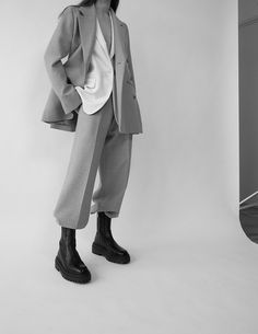 Suit Winter Outfit, Suit With Boots, Oversize Suit, Oversized Suit, Gray Outfit, Oversized Fashion, Gray Fashion, Outfit Chic