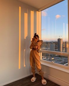 Emma Rose on Instagram: "go bes fren that’s my bes fren 🐱 new GRWM + Q&A just went live on @youtube answering all your questions about moving out! link in bio 🤍 (sweatsuit @reformation)" Skater Girl Aesthetic, Emma Rose, Classy Aesthetic, Skater Girls, Jolie Photo, Instagram Inspo, Insta Photo Ideas, White Aesthetic, Cute Fits