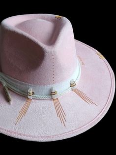 @fontetulumhats Eleva tu estilo con nuestro encantador Sombrero Rosa, una verdadera obra de arte meticulosamente hecha a mano por expertos artesanos en Tulum. Este exquisito sombrero presenta delicados dibujos dorados que añaden un toque de elegancia, mientras que los brillantes detalles en cuarzo le infunden un toque de encanto bohemio. Cada sombrero es un testimonio de la rica artesanía de Tulum, donde convergen la tradición y la creatividad. El suave tono rosa complementa cualquier conjunto, Artisan Fedora Felt Hat For Beach, Wide Brim Felt Hat For Summer Rodeo, Western Felt Hat With Flat Crown For Summer, Western Felt Hat With Short Brim For Summer, Summer Western Felt Hat With Flat Crown, Western Style Summer Felt Hat With Flat Crown, Western Style Felt Hat With Short Brim For Summer, Western Style Felt Hat For Beach In Summer, Handmade Flat Crown Fedora For Summer