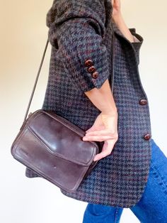 80s/90s vintage brown leather FOSSIL purse / crossbody or shoulder / compact / multiple pockets / dark brown mahogany pebble leather 8.5" wide / 6" tall / 2.75" deep very minimal wear, small mark on front and small indentation, very clean otherwise. a classic bag! ------------------------------------------------------------------------------------------- Please message questions prior to purchase. Once shipped, sales are final, no return/exchange. But please contact me if you have any problems with your order. Please see FAQs for more information on shop policies. Thanks! Minimal Boho Style, Minimal Boho, Fossil Purse, Purse Crossbody, Classic Bags, Leather Crossbody Purse, Boho Stil, 90s Vintage, Leather Purse