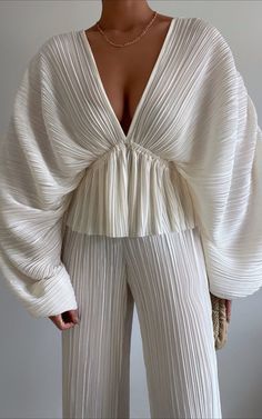 Plisse Top, Law Quotes, Elegante Casual, Mode Inspo, Mode Inspiration, Balloon Sleeves, Looks Vintage, Retro Outfits, Plunging Neckline