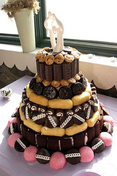 a cake made to look like it is stacked with cookies