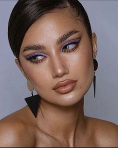 #mua #eyeliner #eyemakeup #maquillaje #makeup #graficeyeliner #creativeeyeliner #delineador #delineadorcreativa #maquilladora #ojos #vogueparis #lilyrosedepp #parisian #parisianstyle #60s #vintage #retro #lilacandbrown Purple Makeup Looks, Maquillage On Fleek, Rave Makeup, Purple Makeup, Brown Makeup, Purple Eyeshadow, Edgy Makeup, Fancy Makeup, Makeup Eye Looks