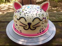 a cake that has been decorated to look like a cat