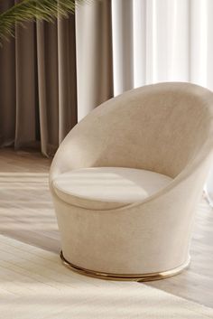 Luxury modern living room in neutral colors with an accent chair Glamorous Interiors, Home Mid Century, Covet House, Hospital Interior Design, Interior Design Magazine, Top Interior Designers, World Of Interiors, Mid Century Decor, Metal Trim