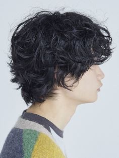 リッジパーマで秋服映え！　髪質のコントロールもトレンドも両得のヘア【東京最旬ヘアカタログ】 | BEAUTY | ヘアカタログ | 東京最旬ヘアカタログ | MEN'S NON-NO WEB | メンズノンノウェブ Mens Haircuts Thick Hair, Haircut Names, Short Curly Haircuts, Men Haircut Styles, Haircuts For Wavy Hair