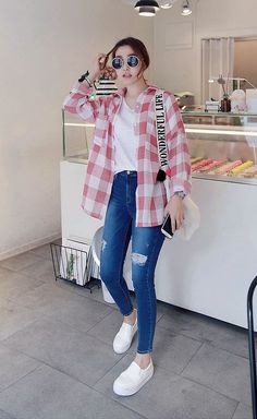 Loose Jeans Women Outfit, How To Style Loose Shirt, Loose T Shirt Outfit, Korean Shirt Outfit Women, Jeans And T Shirt Outfit Women, Checkered Shirt Outfit Women, Loose Shirts For Women, Loose Shirt Outfit, Checkered Shirt Outfit