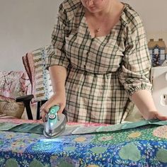 🌺ℝ𝕒𝕔𝕙𝕖𝕝 🌺 | Quilt as you go can be so useful if you want some portable, hand-held, but also if you don't have room to baste your quilts. templates... | Instagram Missouri Star Quilt Company, Quilt As You Go, Missouri Star Quilt, Templates Instagram, Quilting Tips, Quilting Tutorials, Star Quilt, My Profile, Hand Stitching