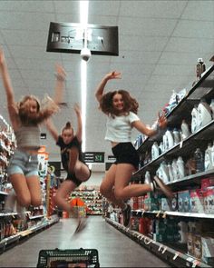 Target Photoshoot, Walmart Pictures, Shopping Pictures, Bff Poses, Photo Recreation, Best Friend Poses, Best Friend Photoshoot, Best Friends Shoot, Friend Poses Photography