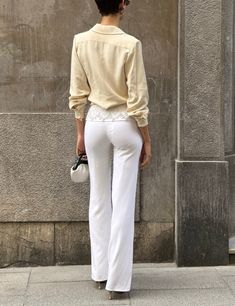 Pantalón blanco de la firma de lujo italiana Valentino. De corte recto y tiro bajo, con cierre con cremallera lateral. Con detalle de fajín bordado en pedrería en color blanco. Ideal tanto para un evento como para llevarlo con una camisa vaquera. Marta mide 180cm y habitualmente utiliza una talla 36. Valentino Suit, Silk Dress Vintage, Black Knit Top, Italian Luxury Brands, Moschino Couture, Silk Chiffon Dress, White Rhinestone, Moda Vintage, Suit Pants