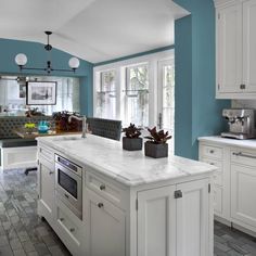 Azalea Leaf Sapphire Blue Kitchen, Gray Stained Kitchen Cabinets, Color Kitchen Ideas, Style Kitchen Cabinets, Officine Gullo, Simple Kitchen Cabinets, Wellborn Cabinets, Kitchen Shapes, Beautiful Kitchen Cabinets