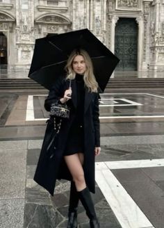 Rain Going Out Outfit, Fall Outfits London, Black Jeans Outfits Winter, London In Winter Outfits, Outfits For Europe Fall, Italian Style Winter, Outfit Paris Invierno, Milan Winter Outfit, Autumn Paris Outfits