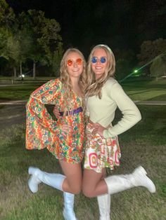 hippie, groovy, 70s, group costume Halloween Outfits Friend Group, 70 Spirit Week Outfit, Cute 80s Halloween Costumes, Hippy Spirit Day Outfit, Halloween Decades Costumes, Halloween 70s Costumes, Hippie Kostüm Diy, 70s Inspired Halloween Costumes, 80s Themed Halloween Costumes