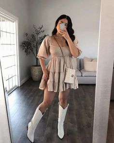 White Cowgirl Boots Outfit, Dress And Cowboy Boots Outfit, Summer Boots Outfit, Western Boots Outfit, White Boots Outfit, White Cowgirl Boots, Ideas De Outfits, Outfit Botas