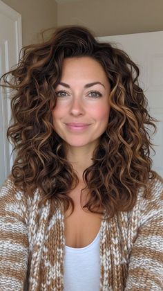 Curly Hair Inspiration Color, Med Length Curly Hairstyles, Curly Mid Length Hair, Fine Curly Hair Cuts, Rambut Brunette, Natural Curly Hair Cuts, Medium Length Curly Hair, Highlights Curly Hair, Brown Curly Hair