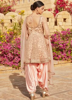 Peachy Pink Peplum Embroidered Punjabi Suit – Lashkaraa Pink Suits Women, Punjabi Suits Patiala, Ladies Suits Indian, Punjabi Dress Design, Punjabi Suits Party Wear, Orang India, Patiala Suit Designs, Designer Punjabi Suits, Punjabi Outfits