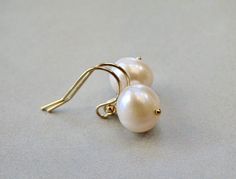 These pearl earrings are made with beautiful natural freshwater pearls that are stunning...9mm in size, and beautifully clean pearls. Pearls - 9mm These are great everyday earrings. Length from top of ear wire - 3/4 of an inch Arrives beautifully gift wrapped Freshwater Pearls Earrings, Everyday Earrings, Minimalist Earrings, Minimalist Jewelry, Earring Gifts, Fresh Water, Freshwater Pearls, Solid Gold, Pearl Earrings