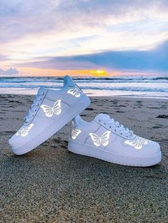 Shoes With Butterflies, Custom Sneakers Diy, Pretty Sneakers, Butterfly Shoes, Custom Shoes Diy, White Nike Shoes