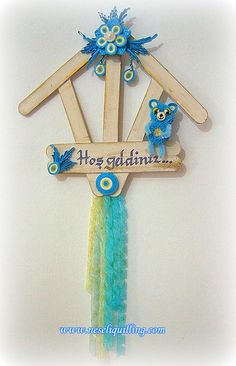 a wooden cross with two teddy bears hanging from it's sides and the word hog siddinni on top