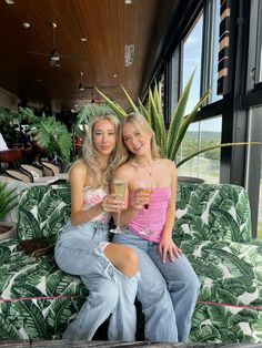 brunch outfit inspo Mimosa Brunch Outfit Ideas, April Brunch Outfit, Bottomless Brunch Outfits, Birthday Brunch Party Outfit, Brunch Pose Ideas, Brunch With The Girls Outfit, Boozy Brunch Outfit, Bottomless Brunch Outfit Ideas, Brunch With Friends Aesthetic Outfit