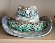 Embellished Hats, Ideas Negocios, Art Hats, Hat Business, Country Chic Outfits, Crochet Sun Hat, Painted Hats, Hat Decoration, Cap Hats