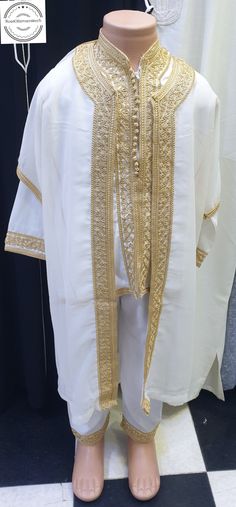 Jabador marocain pour les enfants, 3 pièces caftan pour les enfants, caftan marocain pour les garçons Ce caftan marocain pour enfants est si élégant qu'il peut être porté lors d'occasions spéciales ou de grands événements. Ce vêtement marocain est livré avec 3 pièces, le long caftan, le pantalon et le manteau long. la broderie peut varier en fonction de la disponibilité. Boy Costumes, Boy's Clothing, Bathing Beauties, Electronic Accessories, Purses And Bags, Music Clothes, Black, Clothes